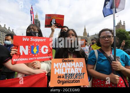 Londres, Angleterre, Royaume-Uni. 8 août 2021. Les manifestants ont une manifestation devant les chambres du Parlement à Londres pour commémorer la 33e année du soulèvement de 888 et des luttes pour la démocratie dans leur pays. Au Myanmar, un coup d'état a commencé le 1er février 2021, les membres démocratiquement élus du parti au pouvoir du pays, la Ligue nationale pour la démocratie, ont été destitués par l'armée. (Image de crédit : © Tayfun Salci/ZUMA Press Wire) Banque D'Images