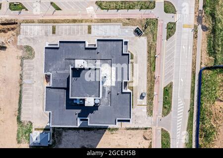 toit en bardeaux d'un immeuble nouvellement construit en hauteur avec systèmes de ventilation installés. vue aérienne du dessus de drone volant Banque D'Images