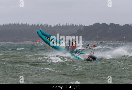 Bateau gonflable rigide, conditions météorologiques difficiles, mers de tempête, bateau à côtes, embarcation gonflable, Grandes vagues, rebondissement sur les vagues, bateau Rib par temps difficile. Banque D'Images