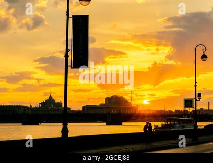 Le soleil s'élève au-dessus de la rivière Neva, vue depuis le quartier du Palais Embankment, 4:13, St Petesrburg, Russie Banque D'Images