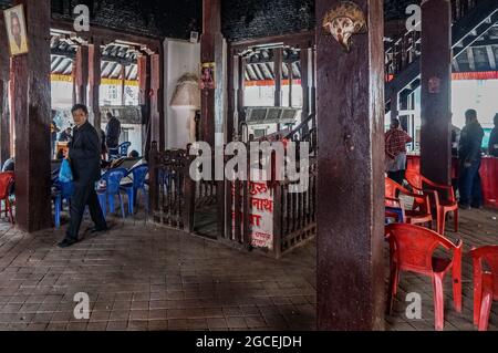 Kasthamandap, temple et abri sur la place Maru Tol, Katmandou, détruit lors du tremblement de terre de 2015 au Népal. Vue de l'intérieur Banque D'Images