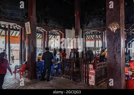 Kasthamandap, temple et abri sur la place Maru Tol, Katmandou, détruit lors du tremblement de terre de 2015 au Népal. Vue de l'intérieur Banque D'Images