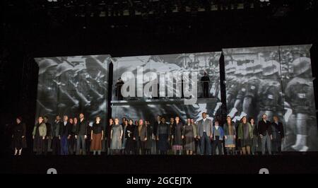 Chœur avec projection vidéo de soldats fascistes marchant dans LA FORCE DE LA DESTINÉE par Verdi à l'English National Opera (ENO), London Coliseum WC2 09/11/2015 une co-production avec Metropolitan Opera, New York & Canadian Opera Company, Toronto chef d'orchestre: Mark Wigglesworth nouvelle traduction anglaise par Jeremy Sams Set design: Rebecca Ringst costumes: Inga Krugler design vidéo: Sarah Derendinger éclairage: Tim Mitchell réalisateur: Calixto Bieito Banque D'Images