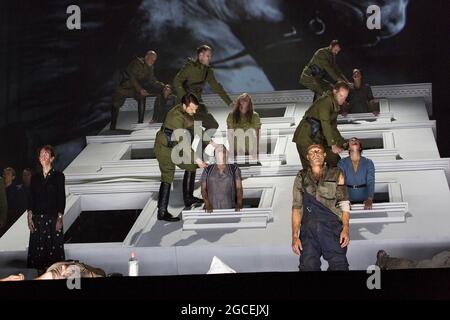 Des soldats tuent des prisonniers dans LA FORCE DU DESTIN par Verdi à l'Opéra national anglais (ENO), London Coliseum WC2 09/11/2015 une co-production avec Metropolitan Opera, New York & Canadian Opera Company, Toronto chef d'orchestre: Mark Wigglesworth nouvelle traduction anglaise par Jeremy Sams Set design: Rebecca Ringst costumes: Inga Krugler conception vidéo: Sarah Derendinger éclairage: Tim Mitchell directeur: Calixto Bieito Banque D'Images