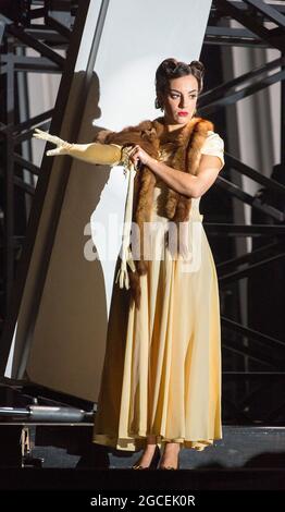 Clare Presland (Curra) dans LA FORCE DU DESTIN (la forza del destino) par Verdi à l'Opéra national anglais (ENO), London Coliseum WC2 09/11/2015 une co-production avec Metropolitan Opera, New York & Canadian Opera Company, Toronto chef d'orchestre: Mark Wigglesworth nouvelle traduction anglaise par Jeremy Sams set design: Rebecca Ringst costumes: Inga Krugler design vidéo: Sarah Derendinger éclairage: Tim Mitchell réalisateur: Calixto Bieito Banque D'Images