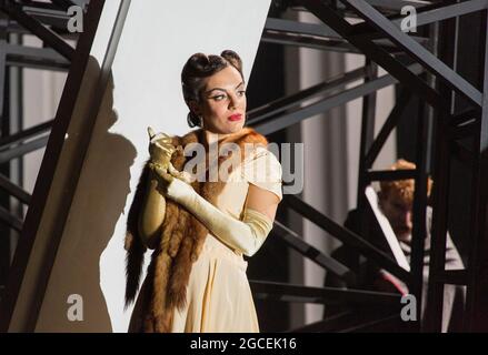 Clare Presland (Curra) dans LA FORCE DU DESTIN (la forza del destino) par Verdi à l'Opéra national anglais (ENO), London Coliseum WC2 09/11/2015 une co-production avec Metropolitan Opera, New York & Canadian Opera Company, Toronto chef d'orchestre: Mark Wigglesworth nouvelle traduction anglaise par Jeremy Sams set design: Rebecca Ringst costumes: Inga Krugler design vidéo: Sarah Derendinger éclairage: Tim Mitchell réalisateur: Calixto Bieito Banque D'Images