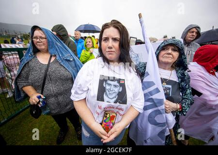 Rhiannon Park (au centre), grande nièce de la victime Frank Quinn, avec les familles des dix victimes tuées par des soldats britanniques à Ballymurphy en 1971, au GAC du Cardinal O'Donnell lors de la marche annuelle de la vérité à Belfast, marquant le 50ème anniversaire de l'atroces. Les familles ont été rejointes par des victimes de tous les côtés des troubles pour montrer leur opposition à un projet de loi sur les limitations des poursuites en héritage. Banque D'Images