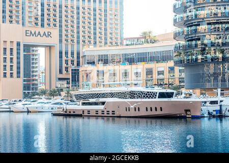 21 février 2021, Dubaï, Émirats arabes Unis : stationnement de luxe de bateaux et de yachts au port près de Dubai Marina Mall Banque D'Images