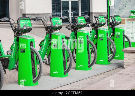 21 février 2021, Dubaï, Émirats Arabes Unis : parking de vélos électriques écologiques à louer par careem et le système de transport de Dubaï rta Banque D'Images