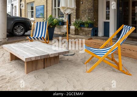 L'hôtel Grosvenor dans la ville Hampshire de Stockbridge, Angleterre, Royaume-Uni, avec chaises longues et fausse plage de sable dans le porche avant, promenade 2021 Banque D'Images