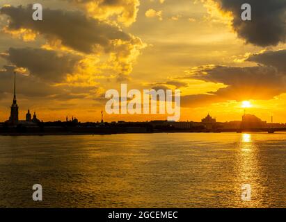 Lever de soleil coloré, 4:29 AM, rivière Neva, silhouette de forteresse Pierre et Paul, Saint-Pétersbourg, Russie Banque D'Images