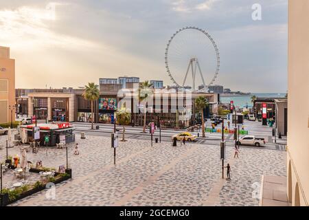 22 février 2021, Dubaï, Émirats arabes Unis : place publique dans le quartier de JBR et la célèbre roue de Ferris Eye de Dubaï par temps nuageux Banque D'Images