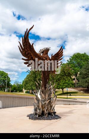 GREEN BAY, WI,USA - 21 JUIN 2021 - Phoenix Sculpture sur le campus de l'Université du Wisconsin-Green Bay. Banque D'Images
