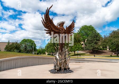 GREEN BAY, WI,USA - 21 JUIN 2021 - Phoenix Sculpture sur le campus de l'Université du Wisconsin-Green Bay. Banque D'Images