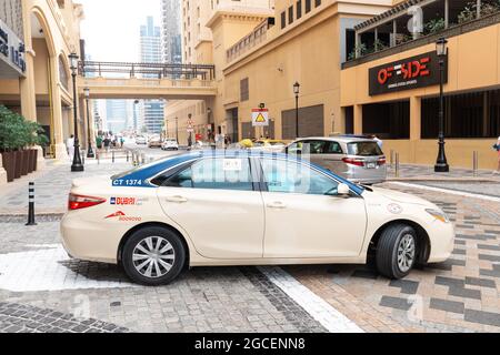 22 février 2021, Dubaï, Émirats Arabes Unis : le célèbre taxi beige de Dubaï se déplace dans les rues de la ville dans le quartier de la marina Banque D'Images