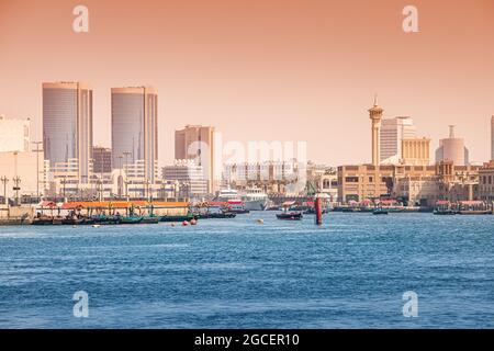 Vue panoramique sur le quartier de Dubai Creek avec gratte-ciels, bateaux de croisière Dhow et minarets de la mosquée. Le célèbre vieux quartier de la ville attire de nombreux touristes Banque D'Images