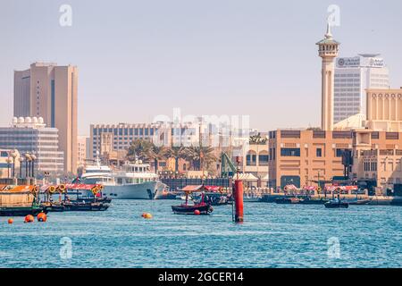 23 février 2021, Dubaï, Émirats Arabes Unis : vue panoramique sur le quartier de Dubai Creek avec gratte-ciel, ferry Dhow et minaret de la mosquée Al Farooq. Célèbre vieux quartier Banque D'Images