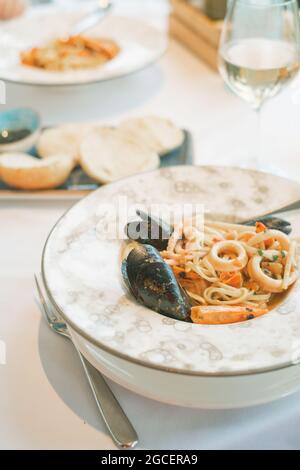 un linguine de fruits de mer dans un restaurant sur une table Banque D'Images