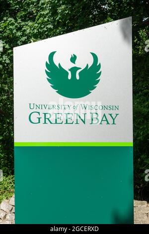 GREEN BAY, WI,USA - 21 JUIN 2021 - panneau d'entrée et logo de marque de commerce sur le campus de l'Université du Wisconsin-Green Bay. Banque D'Images