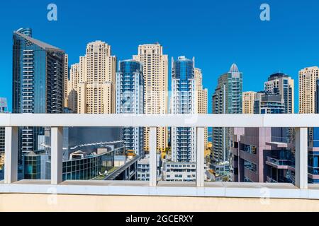 Vue depuis le toit du bâtiment sur les gratte-ciel dans la zone et le quartier de Dubai Marina Banque D'Images