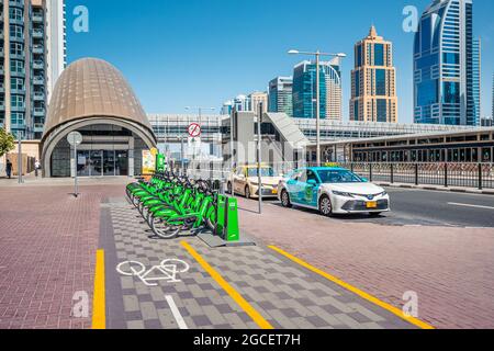 23 février 2021, Dubaï, Émirats Arabes Unis : comptoir de location de vélos de Careem, entrée du métro et station de taxis, en tant que transports en commun de la ville Banque D'Images