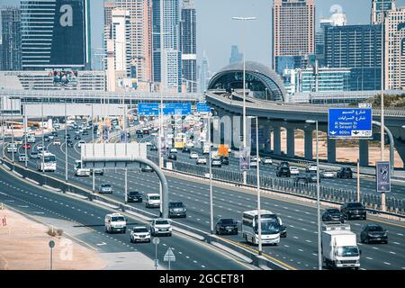 23 février 2021, Dubaï, Émirats Arabes Unis : vue aérienne de la célèbre route Sheikh Zayed avec circulation dense, métro et tramway et de nombreux immeubles en hauteur Banque D'Images