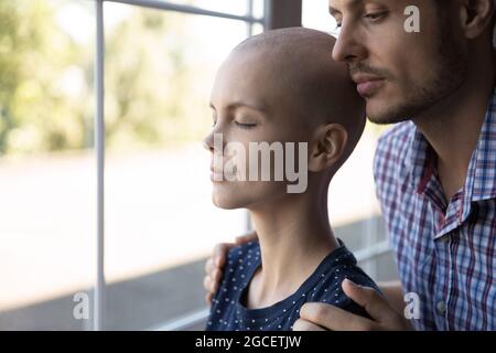 Triste silencieux jeune couple fatigué du traitement du cancer de femme Banque D'Images