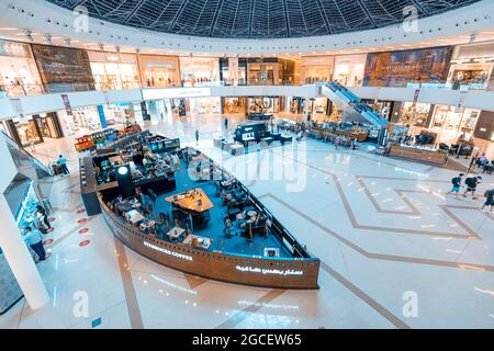 23 février 2021, Dubaï, Émirats Arabes Unis : café Starbucks avec acheteurs et visiteurs du centre commercial Dubai Marina Mall vue depuis le dernier étage Banque D'Images