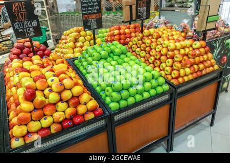 23 février 2021, Dubaï, Émirats arabes Unis : différentes variétés de pommes sur les étagères du supermarché dans le département des fruits Banque D'Images