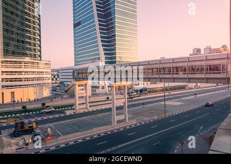 Un passage piéton en hauteur traverse une rue et une autoroute à Dubaï. Urbanisme et aménagement paysager Banque D'Images