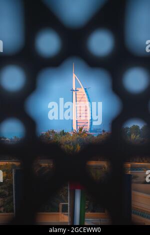 23 février 2021, Dubaï, Émirats Arabes Unis : célèbre bâtiment de l'hôtel Burj Al Arab, symbole de luxe et de vacances riches à Dubaï et aux Émirats Arabes Unis. Vue à travers Ara Banque D'Images