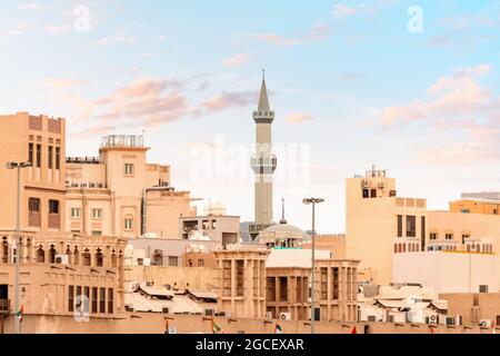 Les maisons arabes traditionnelles et le minaret imposant de la mosquée dans le quartier de Bur Dubai Creek et Golden Souk Banque D'Images