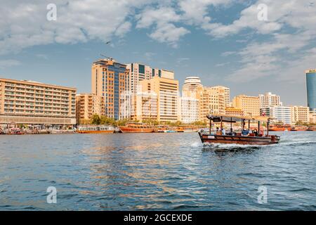 23 février 2021, Dubaï, Émirats arabes Unis : bateau en bois Abra Dhow de RTA transporte les passagers portant des masques d'une banque de la crique de Dubaï à l'autre Banque D'Images