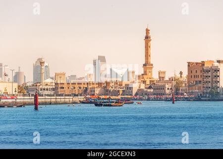 Vue panoramique sur le quartier de Dubai Creek avec gratte-ciels, ferry Arba dhow et minaret de la mosquée Al Farooq. Le célèbre vieux quartier de la ville attire num Banque D'Images