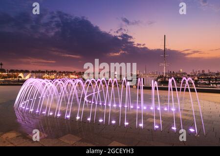 Parking de yachts et de navires dans le port de Marina de Dubai Creek surplombant le centre-ville avec fontaine illuminée Banque D'Images