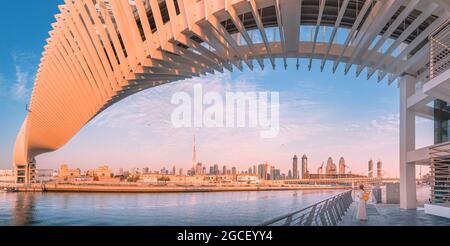 Un chef-d'œuvre de conception moderne dans l'architecture - le pont piétonnier en spirale au-dessus du canal de l'eau à Dubaï, les attractions touristiques des Émirats Arabes Unis Banque D'Images