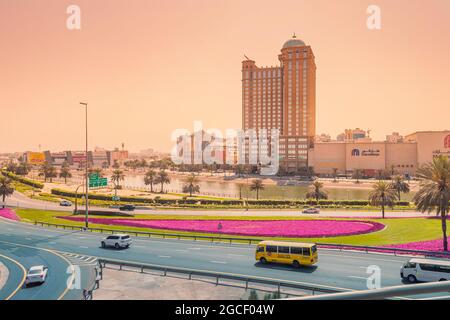 24 février 2021, Dubaï, Émirats Arabes Unis : hôtel Sheraton et route très fréquentée avec circulation par temps chaud Banque D'Images