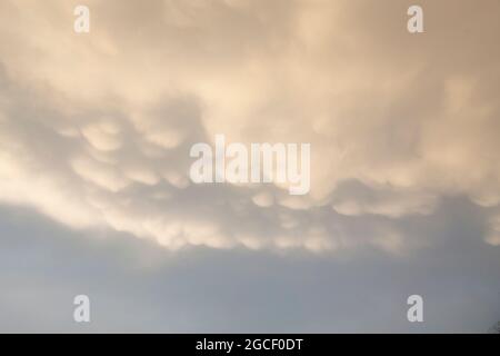 Les nuages Mammatus créent un regard spectaculaire et menaçant dans le ciel de l'après-midi. Idéal pour une utilisation avec l'outil Photoshop Sky Replacement. Banque D'Images