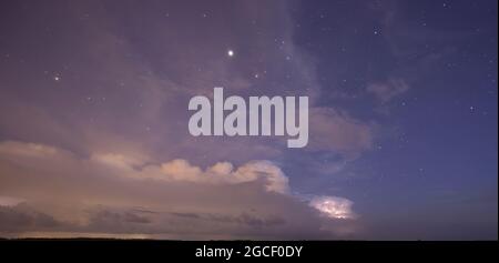 Un beau ciel nocturne avec des orages lointains le long de l'horizon. Utilisez cette option avec l'outil Photoshop Sky Replacement pour transformer n'importe quelle image en image de nuit. Banque D'Images