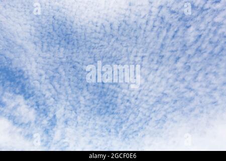 Les nuages de Stratocumulus couvrent le ciel dans cette image qui peut être utilisée avec le nouvel outil de remplacement de ciel Photoshop 2021. Banque D'Images