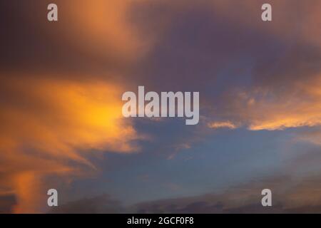 Un coucher de soleil magnifique et vibrant avec des couleurs brillantes en font une image impressionnante à utiliser avec l'outil Photoshop Sky Replacement. Banque D'Images