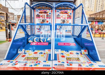 25 février 2021, Dubaï, Émirats arabes Unis: Jeu d'arcade Sonic Allstars de basket-ball pour enfants à la machine de jeu automatique Banque D'Images