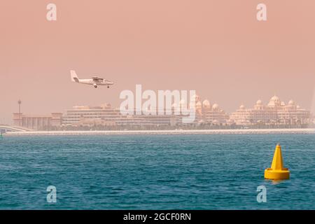 Des avions légers entraînés par hélice débarquèrent sur la piste de l'île artificielle de Palm Jumeirah à Dubaï. Parachutisme et concept d'aviation Banque D'Images