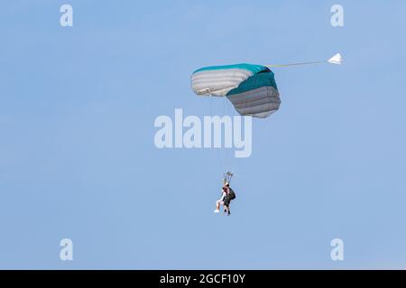 L'instructeur de parachutiste saute en tandem avec l'étudiant et apprécie le vol Banque D'Images