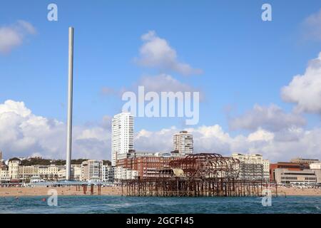 2021 08 03: La Tour d'observation de British Airways i360 surplombant la jetée ouest de Brighton en ruines Banque D'Images