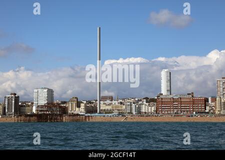 2021 08 03: La Tour d'observation de British Airways i360 surplombant la jetée ouest de Brighton en ruines Banque D'Images