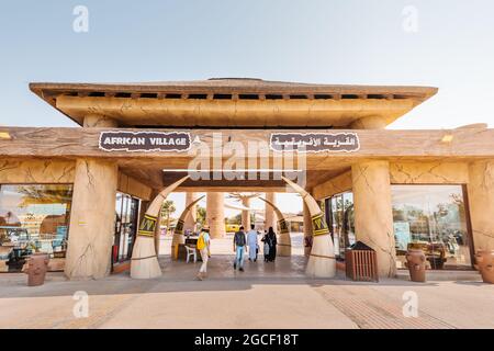 23 février 2021, Dubaï, Émirats Arabes Unis : les visiteurs et les touristes avec leurs familles et leurs enfants entrent aux portes du village africain au zoo de Dubaï Banque D'Images