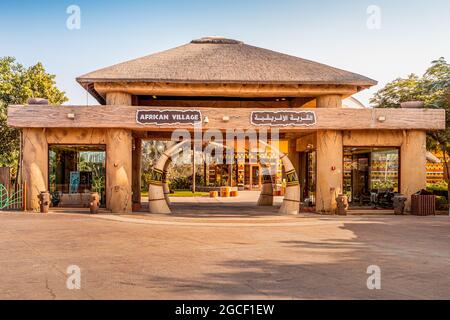 23 février 2021, Dubaï, Émirats Arabes Unis : les visiteurs et les touristes avec leurs familles et leurs enfants entrent aux portes du village africain au zoo de Dubaï Banque D'Images