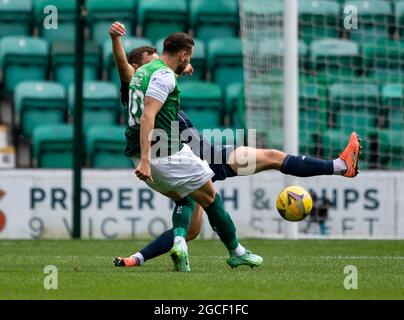 Édimbourg, Royaume-Uni. 08 août 2021. Cinch Premiership - Hibernian c. Ross County 8/8/2021. Le théâtre Hibernian accueille le comté de Ross dans le Cinch Premiership au Easter Road Stadium, à Édimbourg, Midlothian, au Royaume-Uni. Pic shows:HibsÕ Winger, Martin Boyle, tire à la maison le but d'ouverture pour la maison. Crédit : Ian Jacobs/Alay Live News Banque D'Images