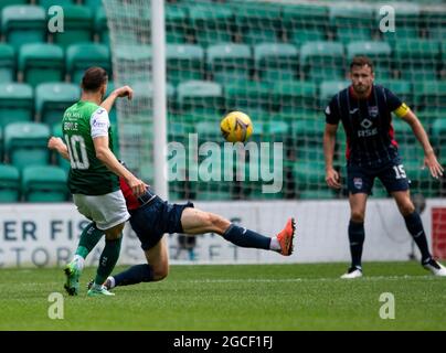 Édimbourg, Royaume-Uni. 08 août 2021. Cinch Premiership - Hibernian c. Ross County 8/8/2021. Le théâtre Hibernian accueille le comté de Ross dans le Cinch Premiership au Easter Road Stadium, à Édimbourg, Midlothian, au Royaume-Uni. Pic shows:HibsÕ Winger, Martin Boyle, tire à la maison le but d'ouverture pour la maison. Crédit : Ian Jacobs/Alay Live News Banque D'Images